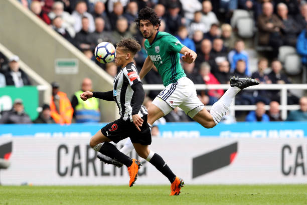 他在右侧边 他在右侧边